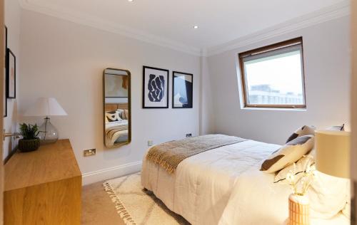 伦敦The London Cradle - Spacious 1BDR Flat的白色的卧室设有床和窗户