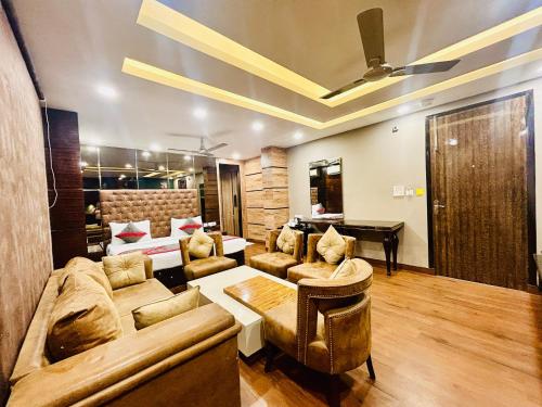 新德里Hotel Gold Souk - Karol Bagh的带沙发和钢琴的客厅