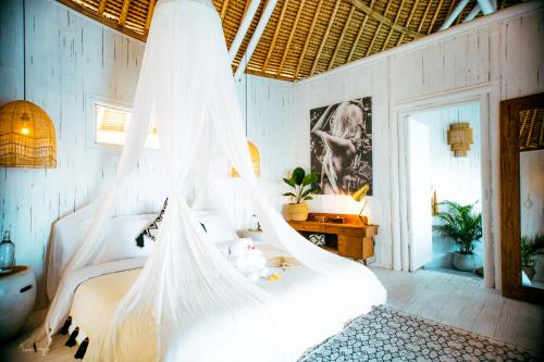珀尼达岛Tropical Glamping Nusa Penida Diamond Beach - Cliff Side Edge的一间卧室配有一张带蚊帐的床