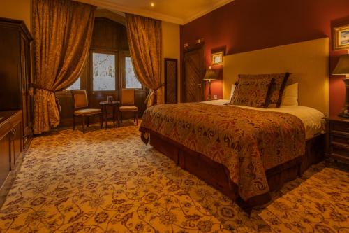 莫希尔林恩湖城堡酒店的酒店客房带一张床、一张桌子和椅子