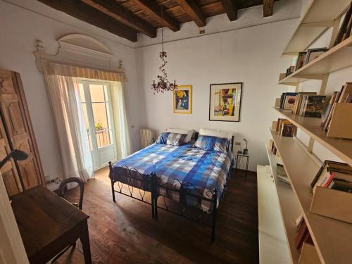 布雷西亚Il Cortiletto- Le Piazze的一间卧室配有一张带蓝色棉被的床
