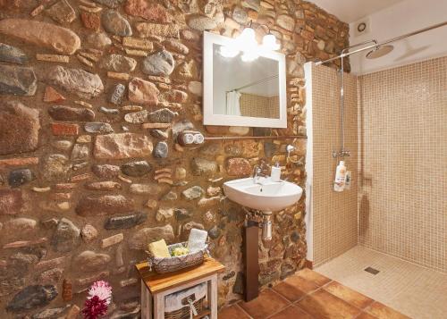 Corró de VallRincón de piedra BCN的石质浴室设有水槽和镜子