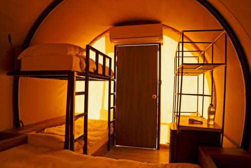 拉斯阿尔卡麦Nirvana Retreat的带两张双层床的客房和门廊