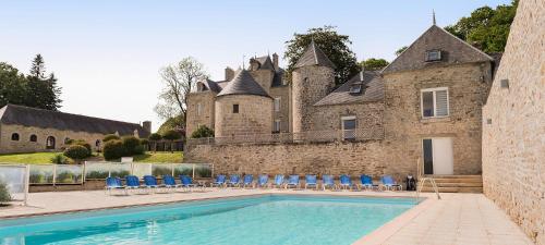 Plonéour-Lanvern德坎佩尔的求姆普尔庄园酒店的城堡前带游泳池的房子