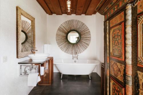 巴德伊舍索恩霍夫酒店的带浴缸、水槽和镜子的浴室