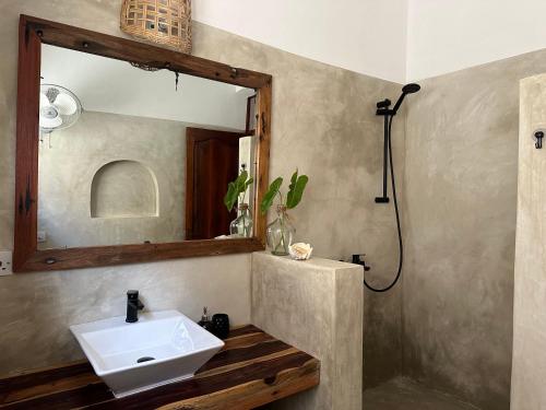 帕杰Mlango Paje House II的一间带水槽和镜子的浴室