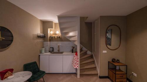 海牙Downtown Suite的一间带盥洗盆的浴室和楼梯(位于客房内)