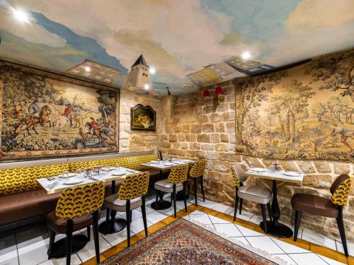 巴黎米诺夫酒店的餐厅墙壁和桌子上装饰有绘画作品