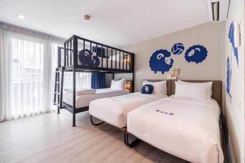 奥南海滩甲米奥南科科酒店的双层床间内的两张床