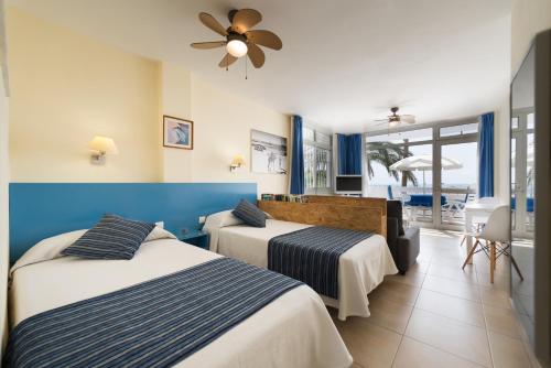 马斯帕洛马斯埃尔卡普里科公寓酒店的海景客房 - 带两张床