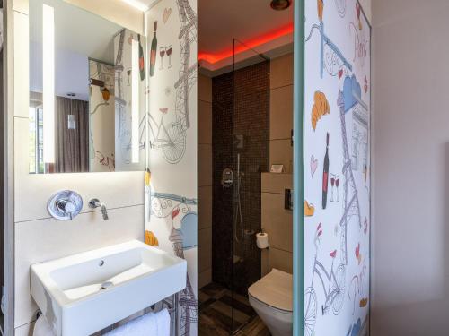 巴黎米诺夫酒店的一间带水槽和卫生间的浴室