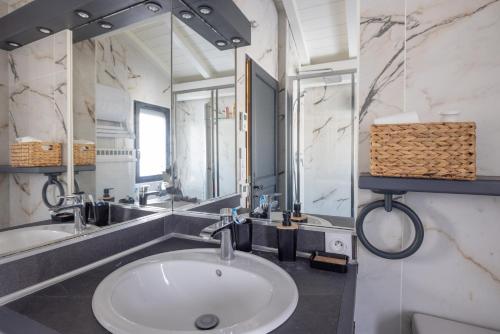 阿尔利河畔普拉兹Chalet Cécile的一间带水槽和大镜子的浴室
