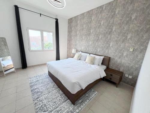 迪拜Cosmos Living Luxurious Suite D G的一间卧室设有一张大床和一个大窗户
