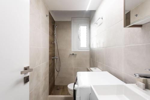 雅典Capacious 3BR apartment in the heart of Marousi的带淋浴、卫生间和盥洗盆的浴室