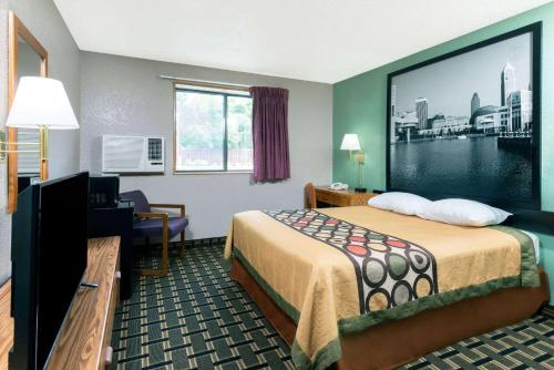 特温斯堡特温斯堡速8酒店的酒店客房设有一张床和一个大屏幕