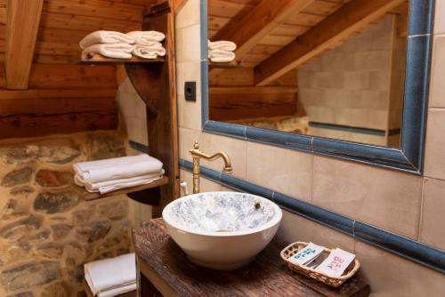 San MarcosArialdegi的木台上带碗水槽的浴室