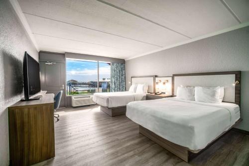 可可比奇可可海滩海滨拉昆塔套房酒店的酒店客房设有两张床和一台平面电视。
