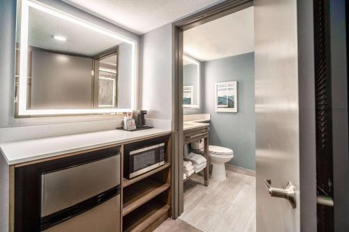 可可比奇可可海滩海滨拉昆塔套房酒店的一间带卫生间和水槽的浴室