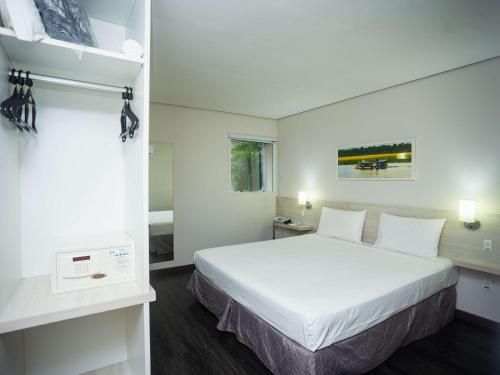 贝伦ibis Styles Belem Nazare的酒店客房设有白色的床和浴室。