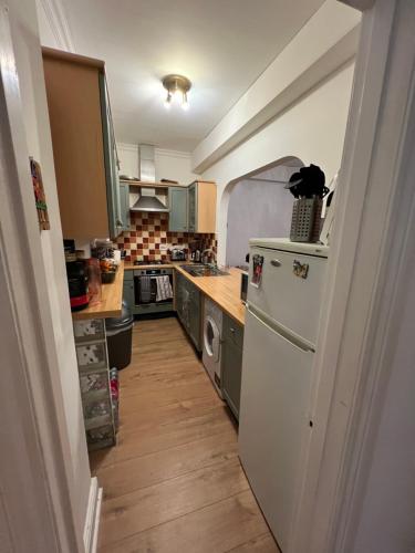 伦敦Double bedroom in chelsea的厨房配有白色冰箱和台面