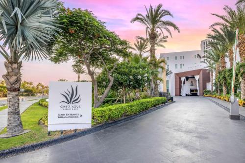 圣何塞德尔卡沃Hilton Vacation Club Cabo Azul Los Cabos的棕榈树建筑前的标志