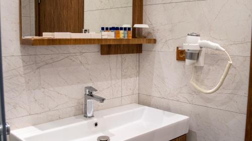 贝拉姆卡尔Club Kavala Beach Hotel Assos的浴室设有白色水槽和镜子