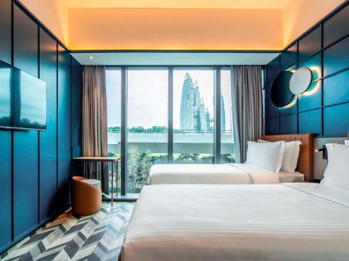 新加坡Hotel Faber Park Singapore - Handwritten Collection的酒店客房设有两张床和大窗户。