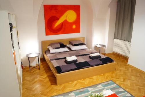 利托梅日采U Koniáše的一间卧室设有两张床,墙上挂着一幅画