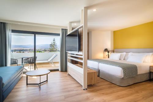 英格兰海滩Barceló Margaritas的酒店客房设有一张床和一个阳台。