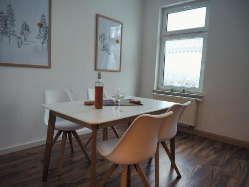 奥伯霍夫NEU - Familienfreundlich - Für bis zu 6 Personen的一间带桌椅和窗户的用餐室