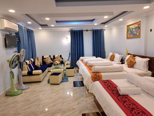 贡布Guesthouse Chamroeun Mongkul的一间带两张床和一张沙发的客厅