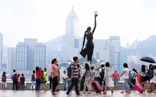 香港International Inn的一群人走在雕像前