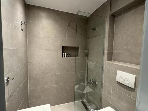 萨罗尼扎Traditional Seaview Maisonette的带淋浴、卫生间和盥洗盆的浴室
