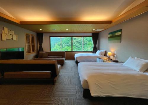 鹿角汤濑酒店的酒店客房,设有两张床和一张沙发