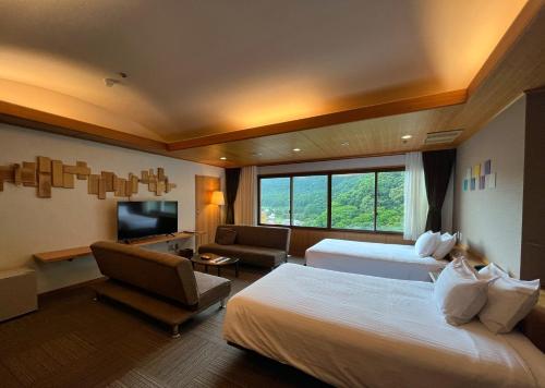 鹿角汤濑酒店的酒店客房设有两张床和电视。