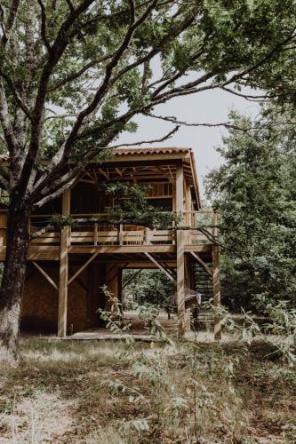 TalaisCôte & Lodge的小木屋,设有甲板和树