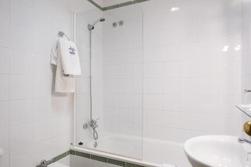 两姐妹蒙诺酒店的带淋浴和盥洗盆的浴室