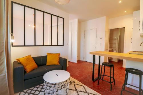 马诺斯克Appartement cosy balcon Hypercentre的客厅配有沙发和桌子