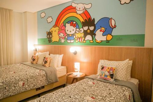 瓜伊拉Trento Hotel Guaíra by Unna的卧室配有两张床,墙上设有彩虹