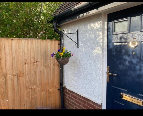 奥尔斯特Elegant home near Stratford upon avon的围栏旁一扇带一篮花的门