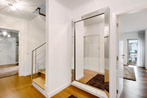 阿威罗Glicínias Guest House的白色房间的大镜子,走廊