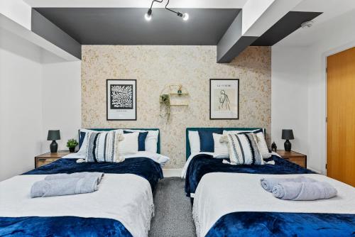 迪斯伯里Lovely Yorkshire Duplex - Sleeps 6 - Netflix的蓝色和白色的客房内的两张床