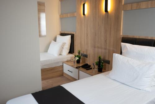 ArnavutköyGolden River Hotel By Continent的酒店客房配有两张床和一张书桌