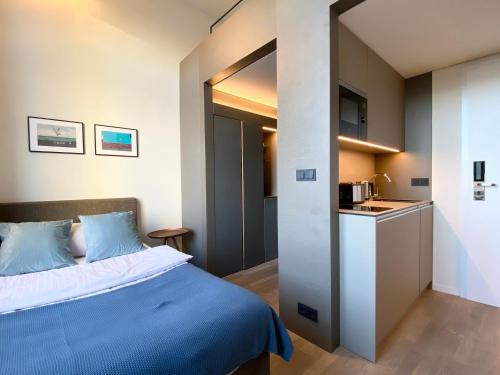 汉堡OBERDECK Studio Apartments - Adults only的一间卧室配有一张床和一个小厨房