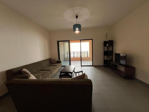 索瓦马E03 Samarah Resort Apartments的带沙发和电视的客厅