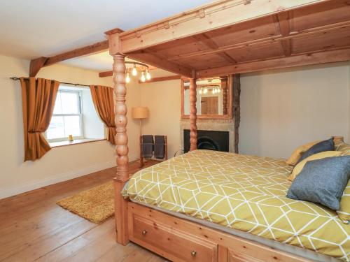 赫克瑟姆Swinhope View的一间卧室,卧室内配有一张木床