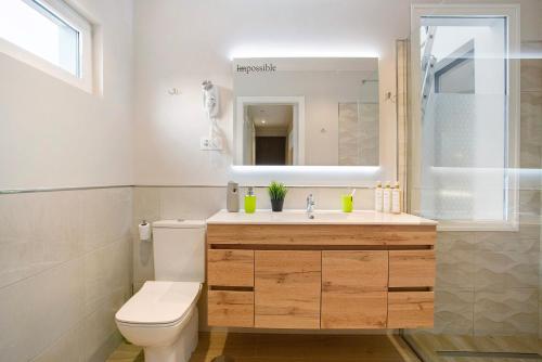 TriquivijateVilla Laian Branded Residensed的一间带卫生间、水槽和镜子的浴室