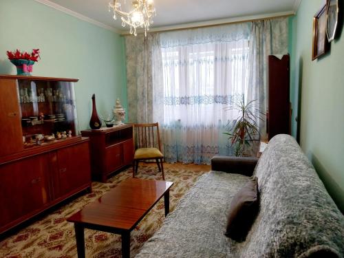 利沃夫Apartments in Lviv的客厅配有沙发和桌子