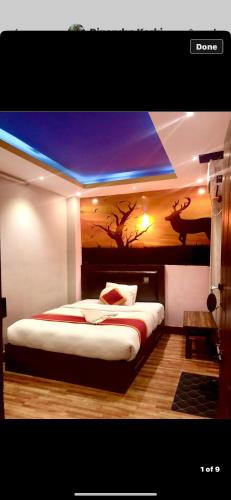 加德满都Global hotel的一间卧室配有一张壁画床