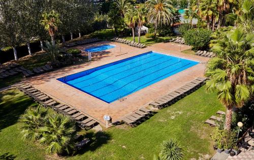 罗列特海岸冲浪马尔酒店的享有度假村内大型游泳池的顶部景致